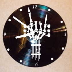 Schallplattenuhr Wanduhr Skelett Hand Gitarre