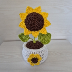 Sonnenblume im Topf mit Minisonnenblume (als Häkelblume)