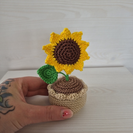 Sonnenblume im Topf (als Häkelblume)