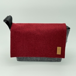 Sophie, Korpus Dunkelgrau, Klappe Feuerrot