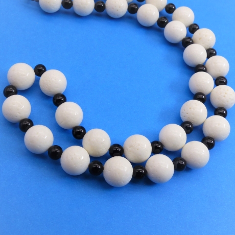 Edelsteinkette, Koralle Onyx, 53 cm, Perlenkette, schwarz weiß