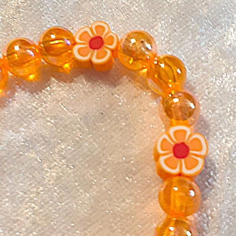 Kinder-Armband Schmuck elastisch Perlen gefädelt Orange mit Blume