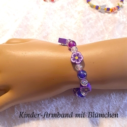 Kinder-Armband Schmuck elastisch Perlen gefädelt Lila mit Blume