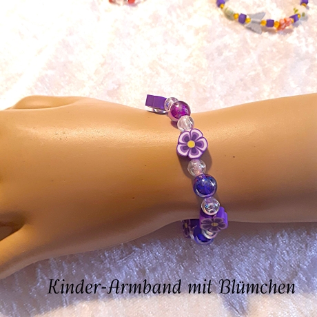 Kinder-Armband Schmuck elastisch Perlen gefädelt Lila mit Blume