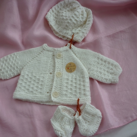 Set mit Strickjacke, Mütze und Schuhen. Puppengröße 37 - 40 cm