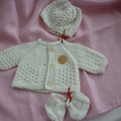 Set mit Strickjacke, Mütze und Schuhen. Puppengröße 37 - 40 cm