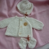 Set mit Strickjacke, Mütze und Schuhen. Puppengröße 37 - 40 cm