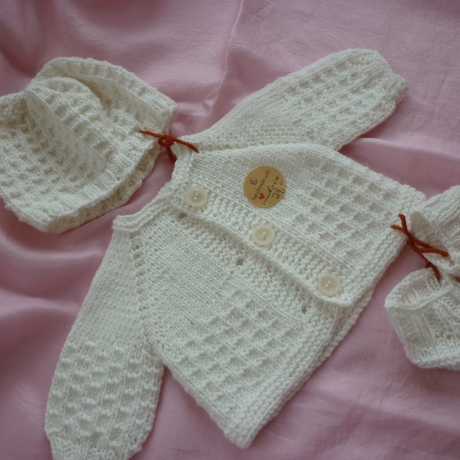 Set mit Strickjacke, Mütze und Schuhen. Puppengröße 35 - 42 cm