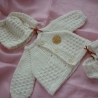 Set mit Strickjacke, Mütze und Schuhen. Puppengröße 37 - 40 cm