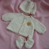 Set mit Strickjacke, Mütze und Schuhen. Puppengröße 35 - 42 cm