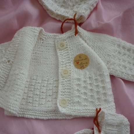 Set mit Strickjacke, Mütze und Schuhen. Puppengröße 35 - 42 cm