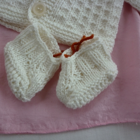 Set mit Strickjacke, Mütze und Schuhen. Puppengröße 37 - 40 cm