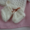 Set mit Strickjacke, Mütze und Schuhen. Puppengröße 37 - 40 cm