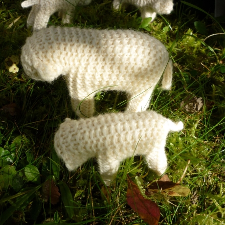 Großes Schaf. Gestrickt u. schafwollgefüllt