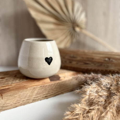 Handgemachte Keramik - getöpferte Tasse/Becher mit schwarzem Herz