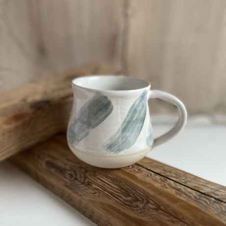 Handgemachte Keramik - getöpferte Tasse weiß mit grünem Muster