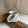 Handgemachte Keramik - getöpferte Tasse weiß mit grünem Muster