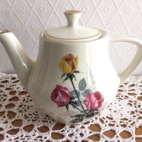 Vintage Teekanne mit Rosen-Dekor aus den 50er/60er Jahren