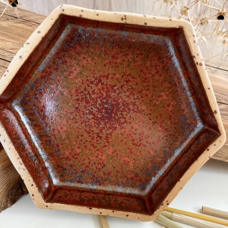 Handgemachte Keramik - getöpferter Teller Hexagon kupfer-metallic