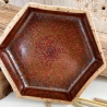 Handgemachte Keramik - getöpferter Teller Hexagon kupfer-metallic