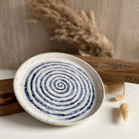 Handgemachte Keramik - getöpferter Teller mit Muster weiß blau