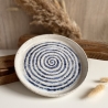 Handgemachte Keramik - getöpferter Teller mit Muster weiß blau