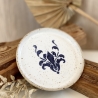 Handgemachte Keramik - getöpferter weißer Teller mit blauer Lilie