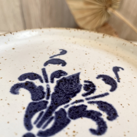 Handgemachte Keramik - getöpferter weißer Teller mit blauer Lilie