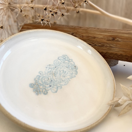 Handgemachte Keramik - getöpferter weißer Teller mit Muster