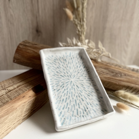 Handgemachte Keramik - getöpferter Teller mit Muster weiß türkis