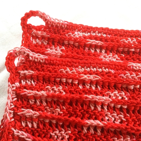 Topflappen in rot und rosa handgehäkelt von Hobbyhaus