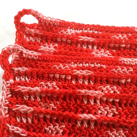 Topflappen in rot und rosa handgehäkelt von Hobbyhaus