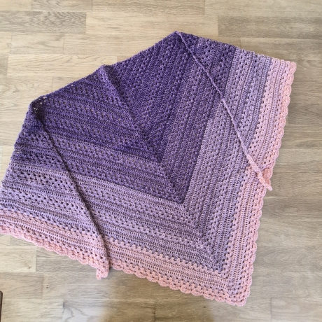 Häkeltuch mit Wellenborte - rosa (Dreieckstücher/Häkeltücher)
