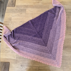 Häkeltuch mit Wellenborte - rosa (Dreieckstücher/Häkeltücher)