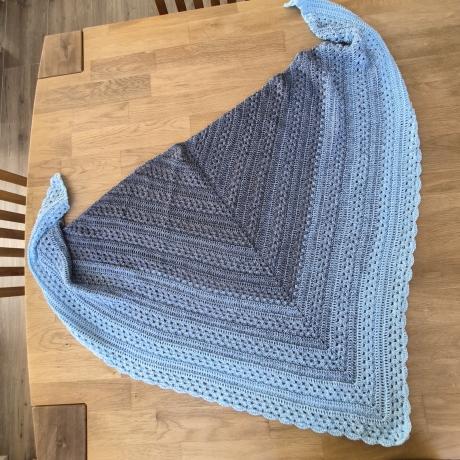 Häkeltuch mit Wellenborte - blau (Dreieckstücher/Häkeltücher)
