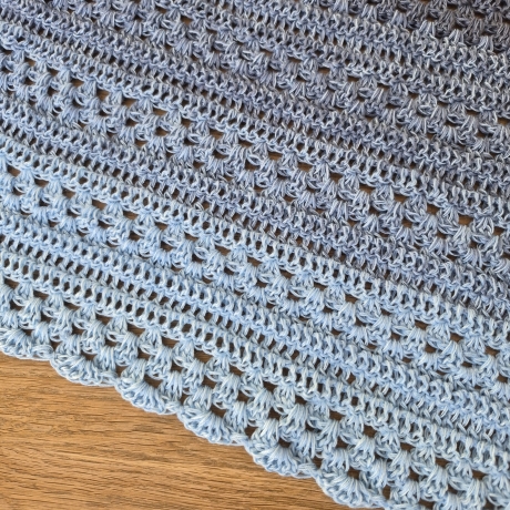 Häkeltuch mit Wellenborte - blau (Dreieckstücher/Häkeltücher)