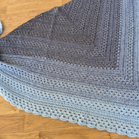 Häkeltuch mit Wellenborte - blau (Dreieckstücher/Häkeltücher)