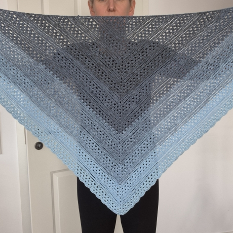 Häkeltuch mit Wellenborte - blau (Dreieckstücher/Häkeltücher)