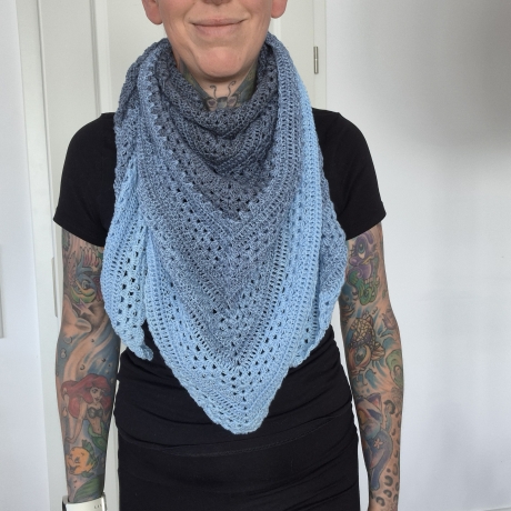 Häkeltuch mit Wellenborte - blau (Dreieckstücher/Häkeltücher)