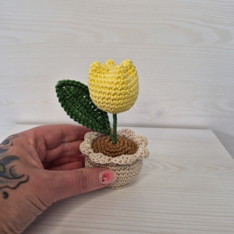 Tulpe im Topf - gelb (Häkelblume)