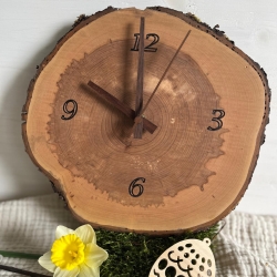Handgefertigte Wanduhr aus Baumscheibe – Natürliches Design