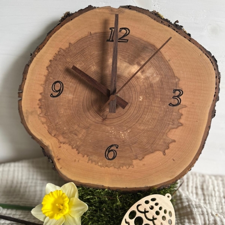 Handgefertigte Wanduhr aus Baumscheibe – Natürliches Design