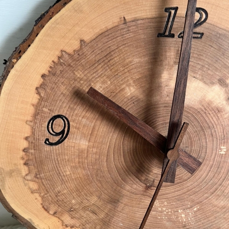Handgefertigte Wanduhr aus Baumscheibe – Natürliches Design