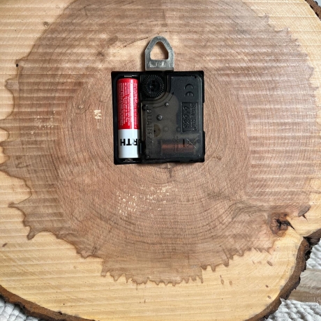 Handgefertigte Wanduhr aus Baumscheibe – Natürliches Design