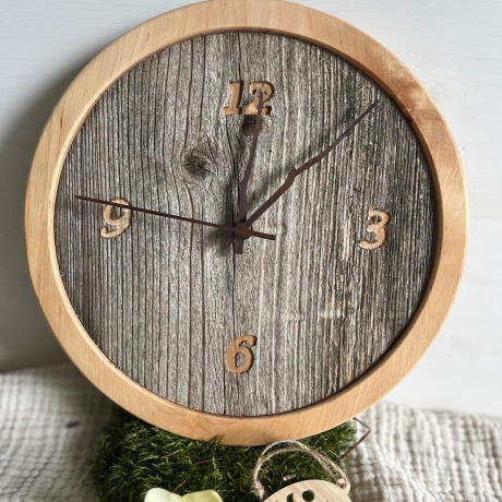 Handgefertigte Wanduhr aus Baumscheibe – Natürliches Design