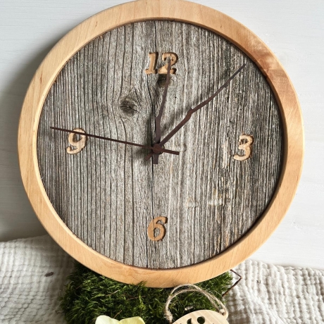Handgefertigte Wanduhr aus Baumscheibe – Natürliches Design