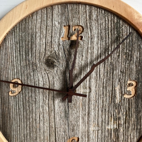 Handgefertigte Wanduhr aus Baumscheibe – Natürliches Design