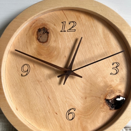 Handgefertigte Wanduhr aus Baumscheibe – Natürliches Design