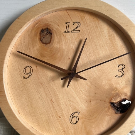 Handgefertigte Wanduhr aus Baumscheibe – Natürliches Design