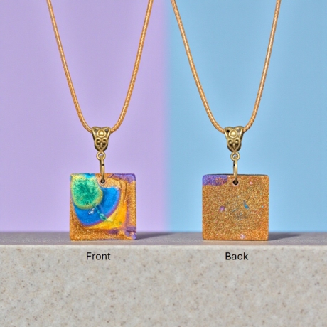 Kette mit Resin-Anhänger